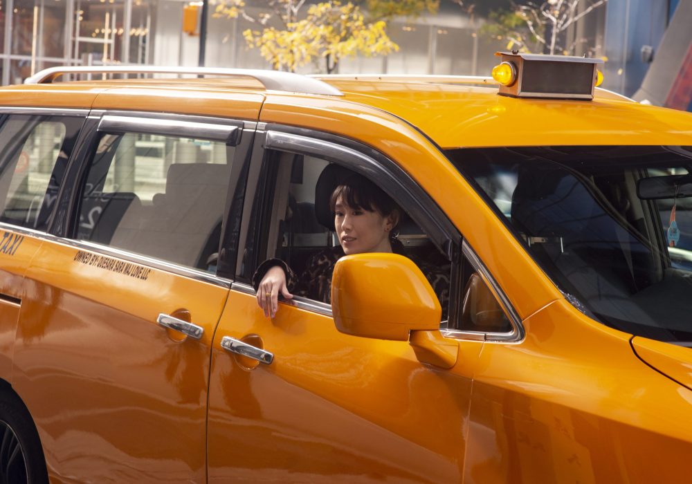 woman-using-eletric-car-travl-city